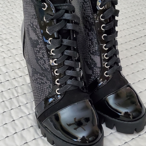 Fashion Nova Black faux snake skin bootie - Picture 2 of 6